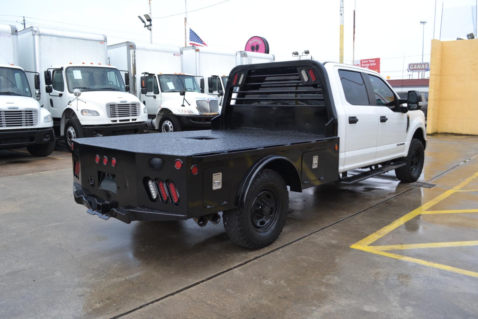 2019 WHITE /GRAY Ford F-350 with an POWERSTROKE 6.7L DIESEL engine, 6SPD AUTOMATIC transmission, located at 9172 North Fwy, Houston, TX, 77037, (713) 910-6868, 29.887470, -95.411903 - CREW CAB, 4X4, 11,500LB GVWR , WB: 176", RATIO: 3.31, 8.5FT FLATBED, 84" WIDE, GOOSENECK/BUMPER PULL HITCH, EXHAUST BRAKE, REVERSE CAMERA , POWER INVERTER, FULLY LOADED - Photo#4